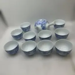 青い花模様の湯飲みと急須セット