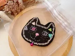 ビーズと刺繍の黒猫ブローチ