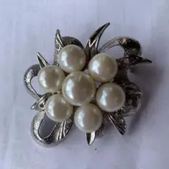 人工パール装飾の花型ブローチ