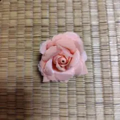 ピンクの布製花ブローチ