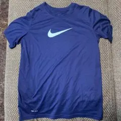 ナイキ　キッズ　Tシャツ紺色