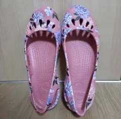 【翌日発送＆大幅値下げ中】crocs w8フラットシューズ 花柄 ピンクのサムネイル