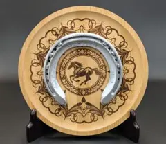 使用済みの競走用蹄鉄を打ち付けたプレート