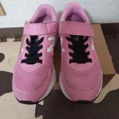 New Balance ピンク スニーカー ベルクロ付き