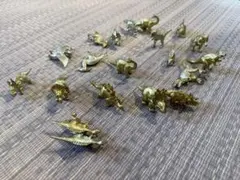 ゴールドカラーの恐竜フィギュアセット 約20体