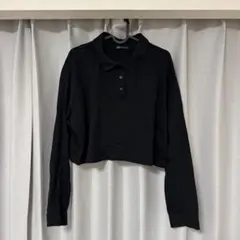 黒いクロップドポロシャツ