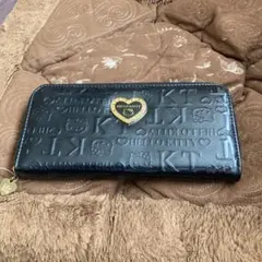 HELLO KITTY 長財布 黒にキティの型押しエナメルハート金ビーズロゴ新品