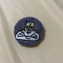 トム ピンバッジ グレー刺繍