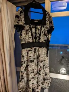 アリス柄花柄ひざ丈ワンピース 半袖 黒白