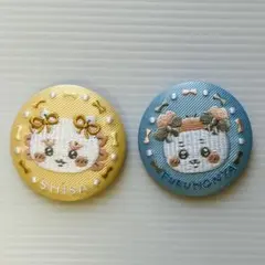 ちいかわ　刺繍缶バッジ ビスケット2　古本屋＆シーサー