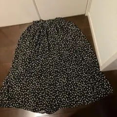 黒地に白い花柄 フレアスカート F