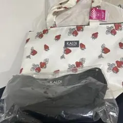 カルディ　いちご柄トートバッグとボディバッグ