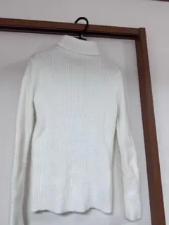 ホワイトリブ編みタートルネックセーター