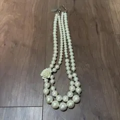 3連パールネックレス ローズモチーフ付き