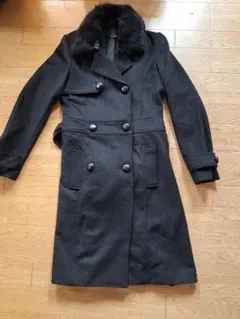 黒いウールファー付きロングコート