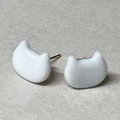 ガラスの白猫ピアス（白×シルバー）