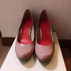 ピンクのエナメルパンプス