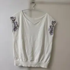 ジャスグリッティー⭐︎刺繍ニット　ノースリーブ　花柄　Vネック　ラベンダーのサムネイル