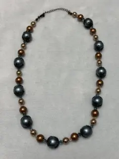 青と金のビーズ ネックレス