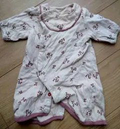 さくらんぼ柄ロンパース