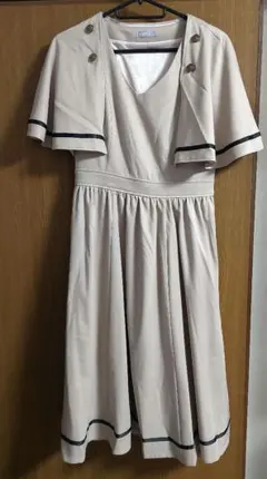 axes femme POETIQUE ケープデザインワンピース ベージュ