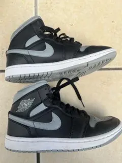 NIKE AIR JORDAN 1 MID ブラック グレー スニーカーのサムネイル