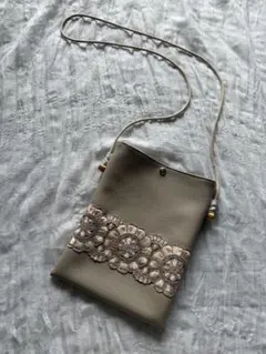 ベージュ刺繍デザインポシェット