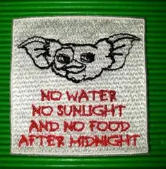 アイロンワッペン　ギズモ三つの約束　白赤