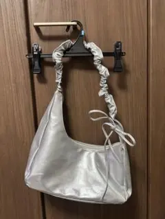 【SHEIN】シルバーショルダーバッグ シルバー ハンドバッグ リボン