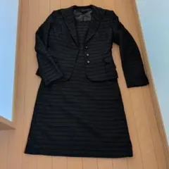 黒いボーダー模様のジャケットとワンピース