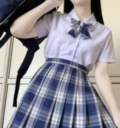 学生服 長袖シャツとチェック柄スカート