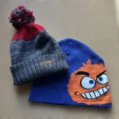赤とグレーのボンボン付きニット帽と青いキャラクター柄ニット帽セット