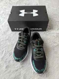 Under Armour ジュニアランニングスニーカー ブラック/グリーン
