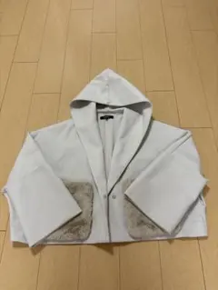 フード付きライトグレーコート