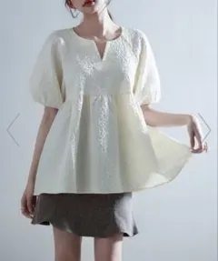 アイボリー パフスリーブ ペプラムブラウス
