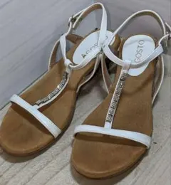 【最終値下げ!】AGOSTO　ラインストーンサンダル　ホワイト