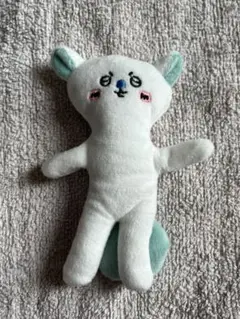 白い動物のぬいぐるみ