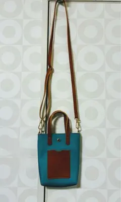 青と茶色のショルダーバッグ