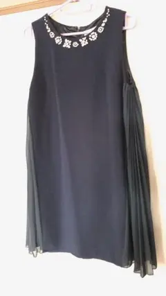 MERCURY DUO  ビジュー付きサイドプリーツドレス