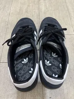 adidas スニーカー