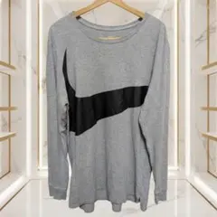 値下げ　NIKEの静かなる主張。都会に溶け込むグレー×漆黒スウッシュの美学。