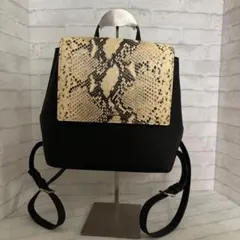 ケイトスペード パイソン柄 レザー リュック 黒 コンパクト 小さめ 本革 美品