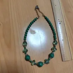 グリーンビーズとクリスタルのネックレス