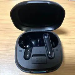 【右とケース】Anker Soundcore P40iワイヤレスイヤホン