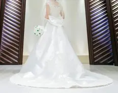 刺繍と大きなリボンのウェディングドレス