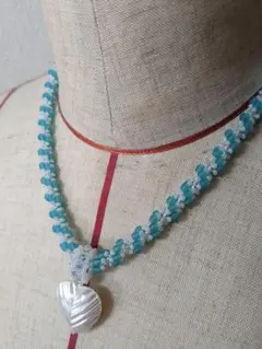 スカイブルーのスパイラルネックレス（シェル）