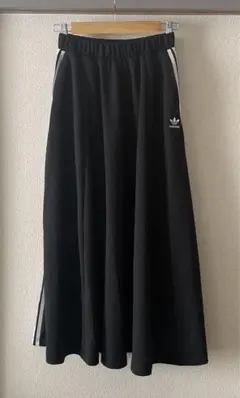 adidasフレアロングスカート