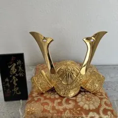 金色のミニ兜飾り 五月人形のサムネイル