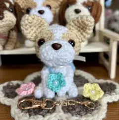 チワワクリームあみぐるみ（キーホルダー、ミニバック、リボン、お花付き）