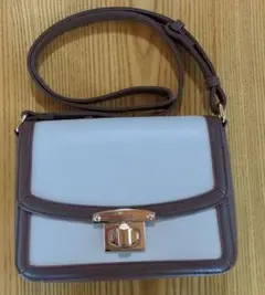 オフホワイトとブラウンのショルダーバッグ